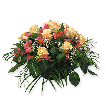 Körbchen mit Rosen und Alstroemerien geschmückt mit Grünpflanzen Harmonia
