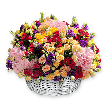 A basket of hydrangeas, roses, and lisianthus — a floral arrangement with a royal character Harmony of Luxury