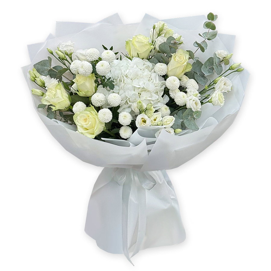 Ramo de rosas blancas, lisianthus y hortensia — composición refinada en tonos claros Elegancia Delicada