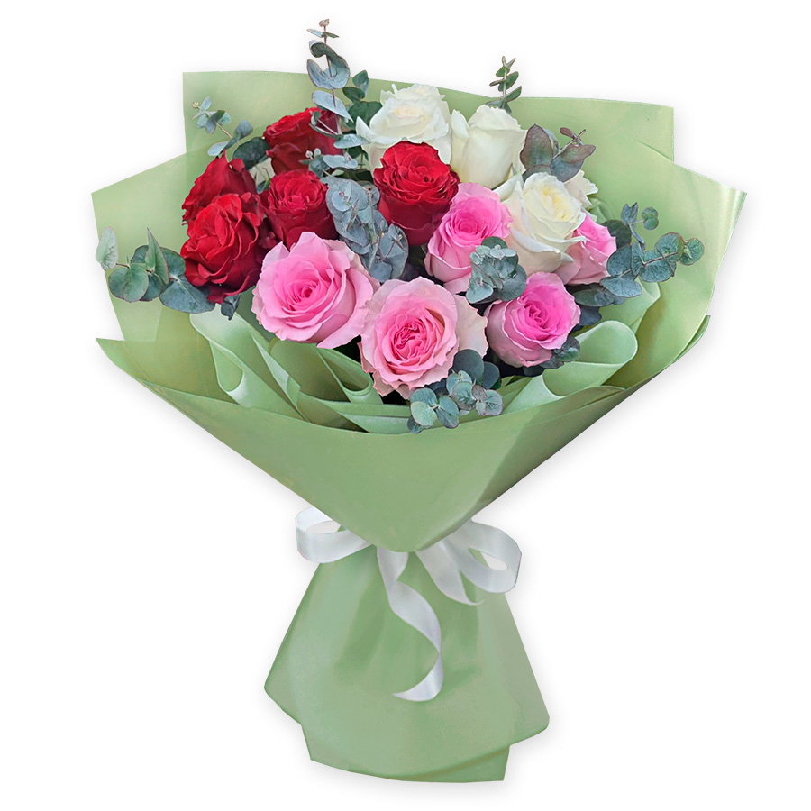 Un ramo de rosas rojas, blancas y rosas, decorado con eucalipto — para momentos que vale la pena recordar. Tres tonos del amor